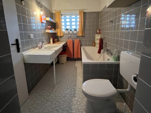 Bad: Fenster, Wanne, Dusche, WC