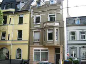 Altbau: Fassade vor der Sanierung 