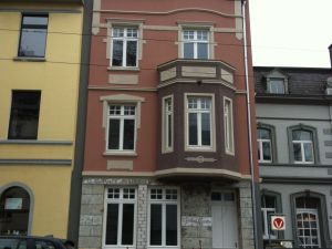 Altbau: Fassade nach der Sanierung durch den Käufer