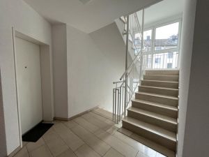 Treppenhaus mit großer Fensterfront