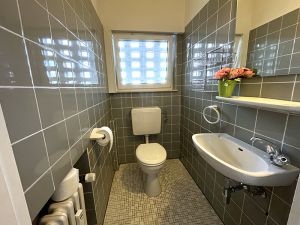 Separates Gäste-WC mit Fenster